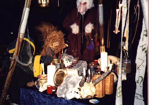 Bac`tosh schlie�t das Ritual.jpg